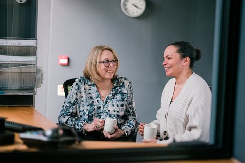 People-talking-office