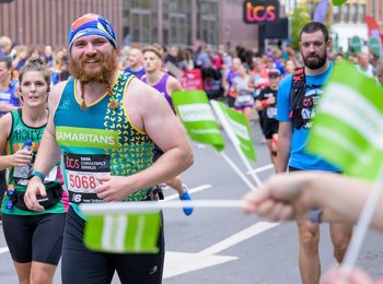 People hugging at the TCS London Marathon
