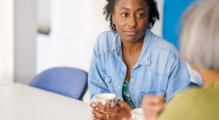 Two-people-talking-with-drinks