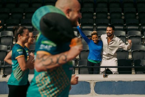 3. Rylan and Dame Kelly Holmes MBE (mil) have been announced as Team Samaritans Cheerleaders for the 2024 TCS London Marathon charity of the year (photo credit Chris O'Donovan - Samaritans)