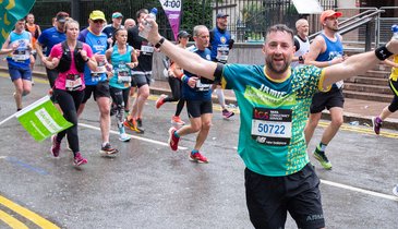 A Samaritans runner at the 2023 London Marathon