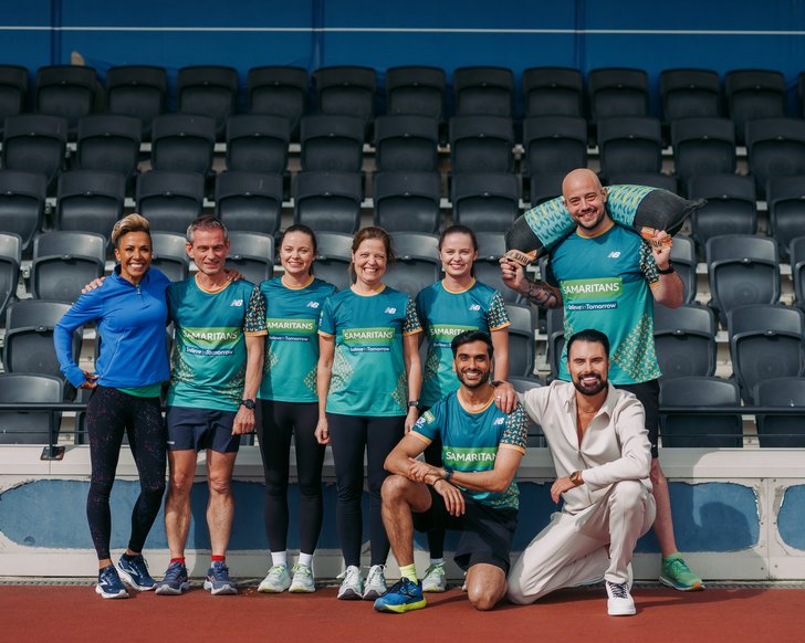 4. Rylan and Dame Kelly Holmes MBE (mil), Team Samaritans Cheerleaders for the 2024 TCS London Marathon, with runners Dave, Amy, Lucinda, Romy, Suneel and Andy (photo credit Chris O'Donovan - Samaritans)