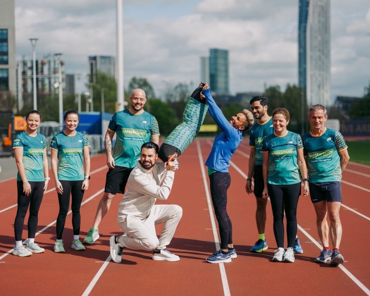 5. Rylan and Dame Kelly Holmes MBE (mil), lift a 24.7kg bag which Samaritans volunteer Andy will carry during the marathon illustrating Samaritans being available 24-7 (photo credit Chris O'Donovan - Samar