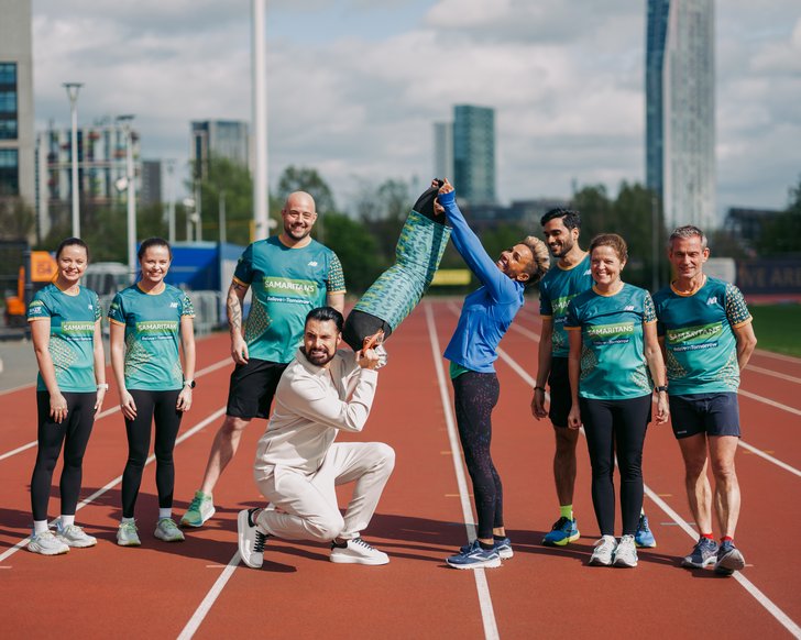 5. Rylan and Dame Kelly Holmes MBE (mil), lift a 24.7kg bag which Samaritans volunteer Andy will carry during the marathon illustrating Samaritans being available 24-7 (photo credit Chris O'Donovan - Samaritans)