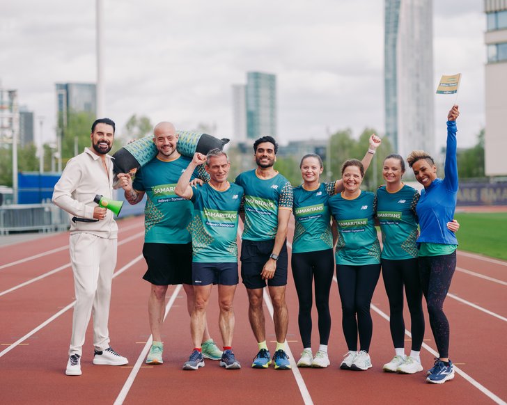 6. Rylan and Dame Kelly Holmes MBE (mil), Team Samaritans Cheerleaders for the 2024 TCS London Marathon, with runners Dave, Daren, Suneel, Roma, Lucinda and Amy (photo credit Chris O'Donovan - Samaritans)