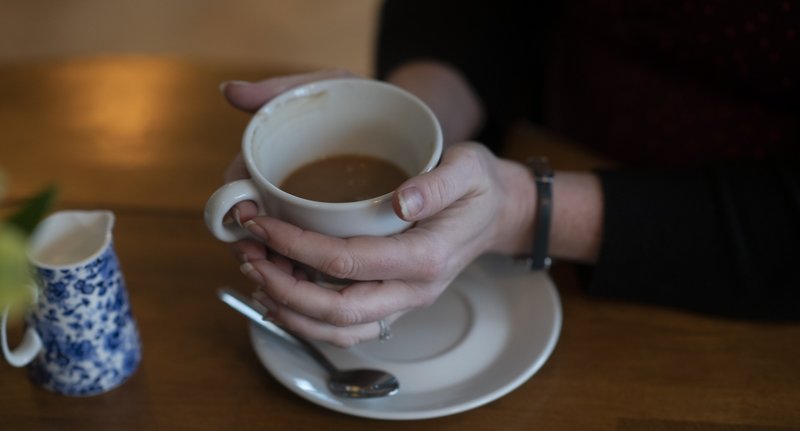 tea-cup-hands