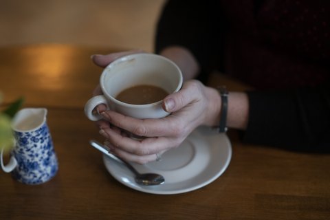 tea-cup-hands