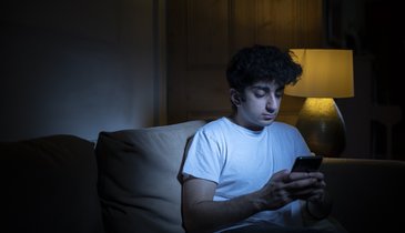 teenager-scrolling-phone