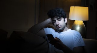 teen-phone-checking