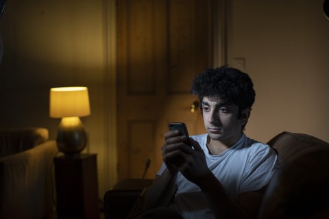 teen-holding-phone