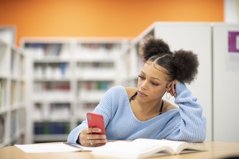 girl-bored-phone