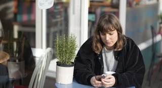 woman-outside-cafe