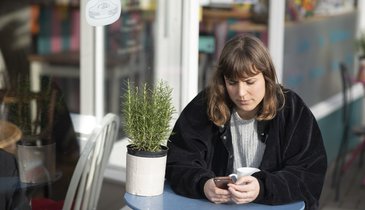 woman-outside-cafe