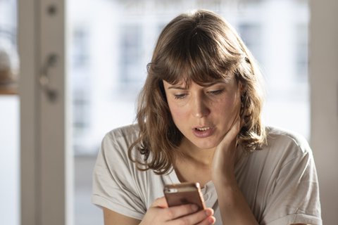 woman-phone-alone