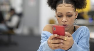 worried-girl-reads-phone