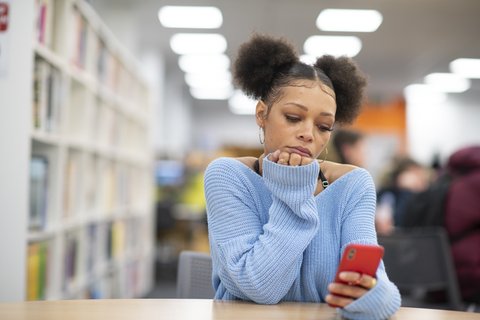 girl-phone-school