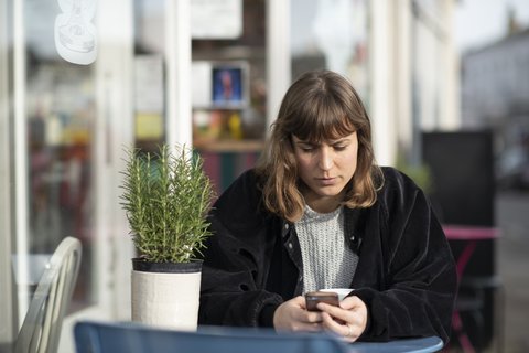 woman-texting-cafe