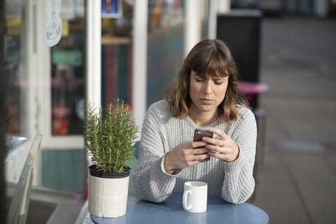 woman-texting-outside