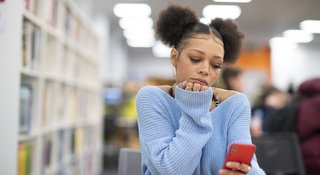 girl-phone-school