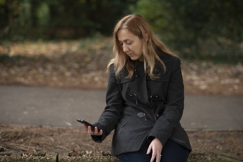 Woman-phone-look