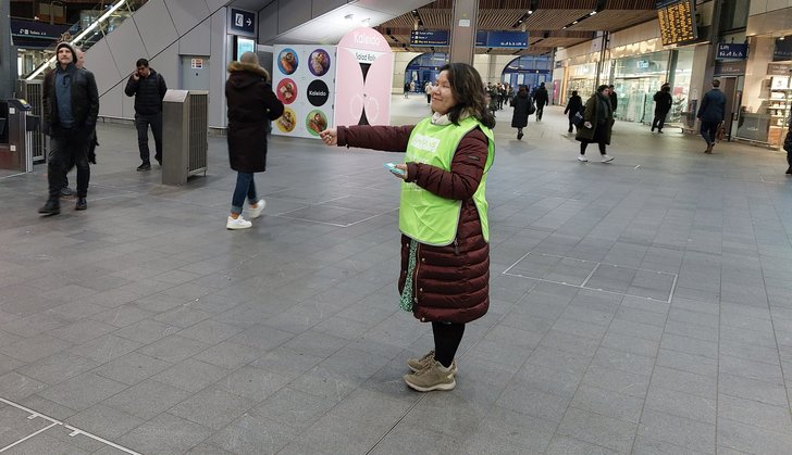 Susan in action, LGS Samaritans, Brew Monday 2023, London Bridge Station