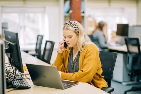 Woman-call-office