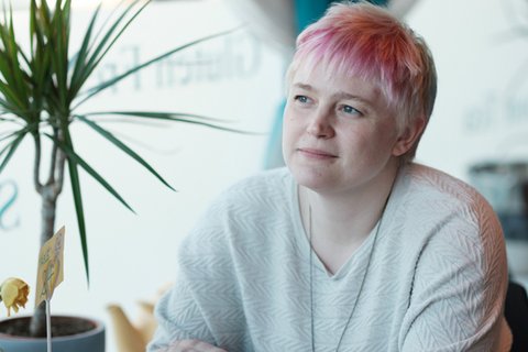 Women-cafe-conversation