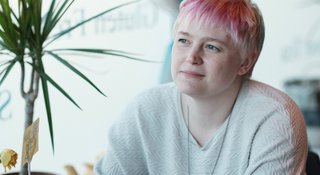 Women-cafe-conversation
