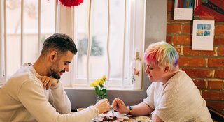 Men-cafe-support-conversation