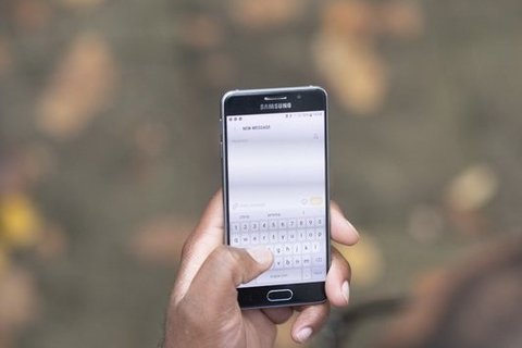 man-hand-phone.jpg