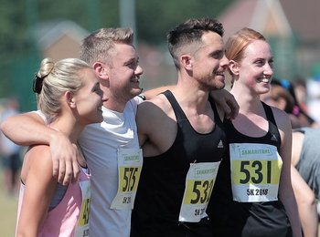Overview of Buckingham Palace with RPHM runners