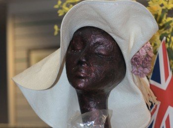 Image of a mannequin head wearing a hat
